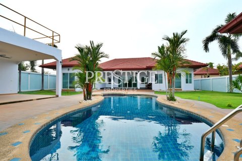 House in Pattaya, Thailand 4 bedrooms № 198501