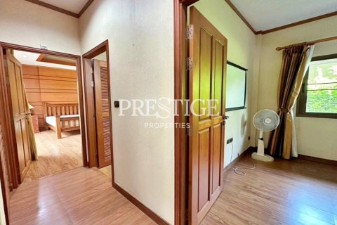 House in Pattaya, Thailand 3 bedrooms № 198495 - photo 12