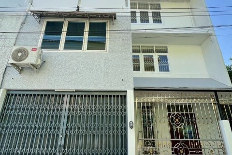 Townhouse in Bang Phlat, Bangkok, Thailand 3 bedrooms № 158515 - photo 1