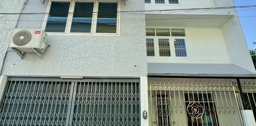 Townhouse in Bang Phlat, Bangkok, Thailand 3 bedrooms № 158515