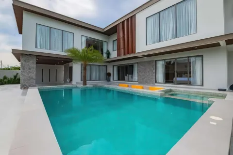 Villa in Pattaya, Thailand 7 bedrooms № 155712 - photo 2