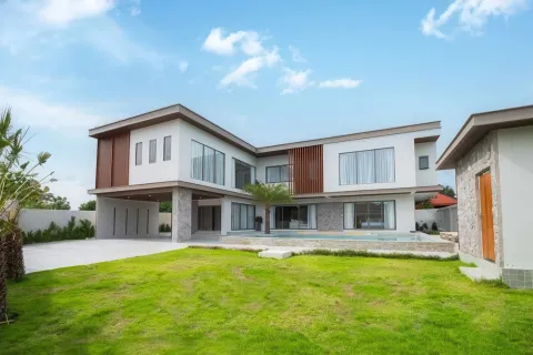 Villa in Pattaya, Thailand 7 bedrooms № 155712 - photo 1