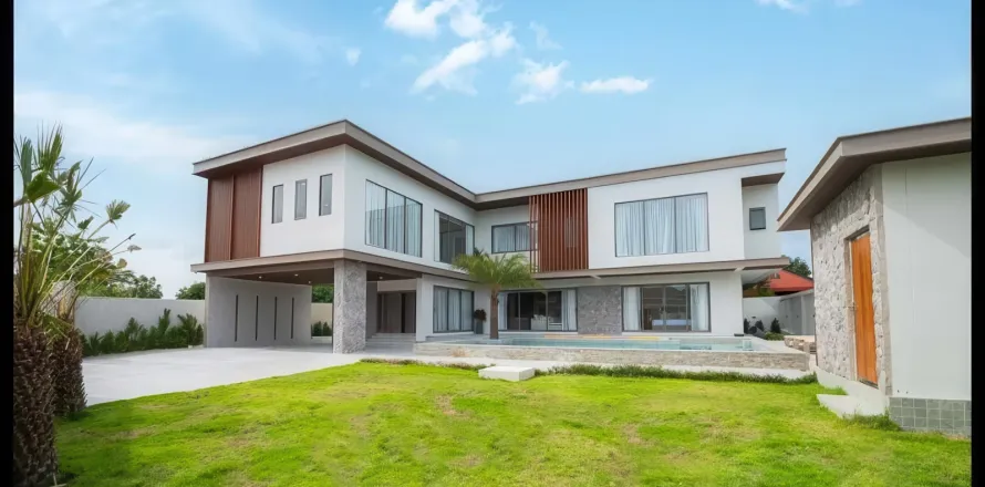 Villa in Pattaya, Thailand 7 bedrooms № 155712