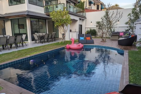 House in Pattaya, Thailand 7 bedrooms № 155708 - photo 2