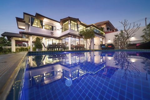 House in Pattaya, Thailand 7 bedrooms № 155708