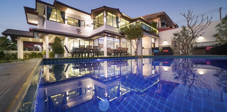 House in Pattaya, Thailand 7 bedrooms № 155708