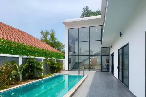 Villa in Pattaya, Thailand 6 bedrooms № 155714 - photo 2