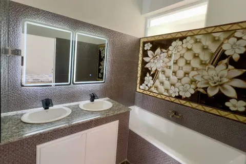 Villa in Pattaya, Thailand 6 bedrooms № 155714 - photo 10