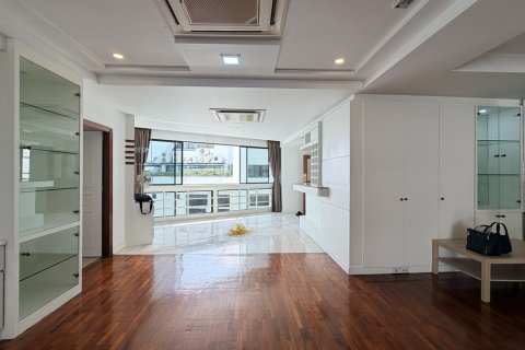 Condo à Khlong Toei, Bangkok, Thaïlande, 3 chambres № 201334 - photo 17