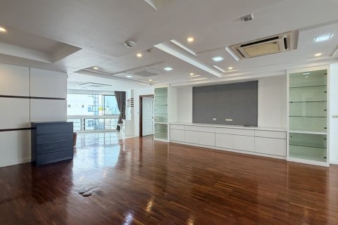 Condo à Khlong Toei, Bangkok, Thaïlande, 3 chambres № 201334 - photo 15