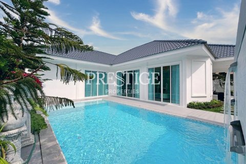 House in Pattaya, Thailand 3 bedrooms № 198068