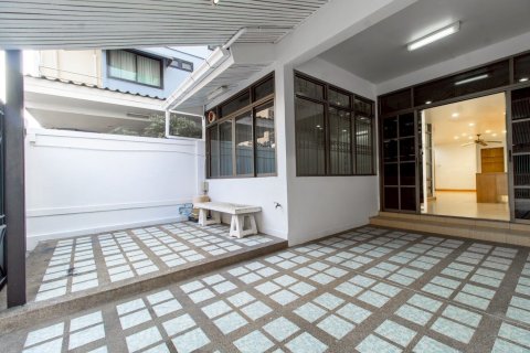 Таунхаус в Сатхоне, Бангкок, Таиланд с 4 спальнями  № 156447 - фото 25