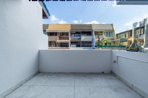 Таунхаус в Сатхоне, Бангкок, Таиланд с 4 спальнями  № 156447 - фото 17