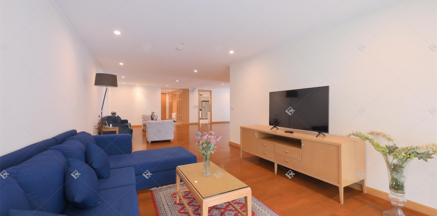 Apartment in Bangkok, Thailand 3 bedrooms № 191043