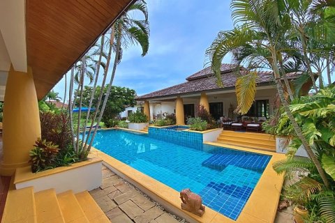 Villa in Hua Hin, Thailand 5 bedrooms № 168426 - photo 2