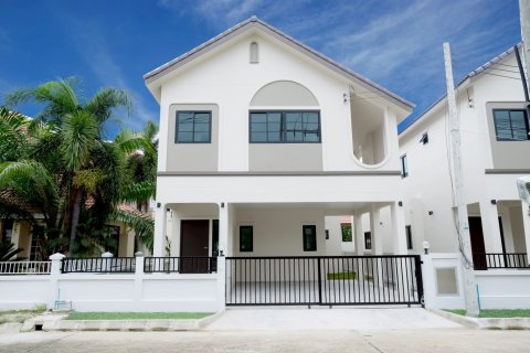 House in Hang Dong, Thailand 4 bedrooms № 171586 - photo 1