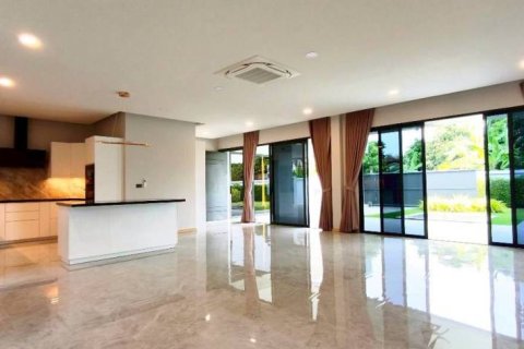 Villa in Pattaya, Thailand 3 bedrooms № 154591 - photo 3