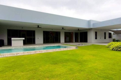 Villa in Pattaya, Thailand 3 bedrooms № 154591 - photo 1