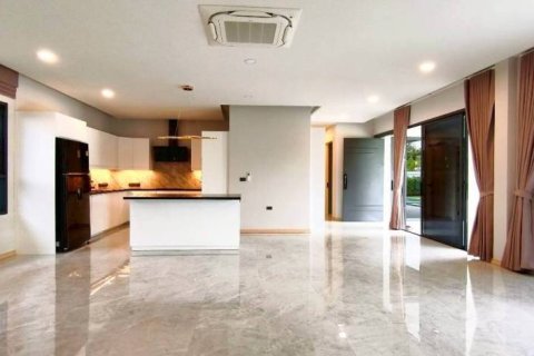 Villa in Pattaya, Thailand 3 bedrooms № 154591 - photo 4