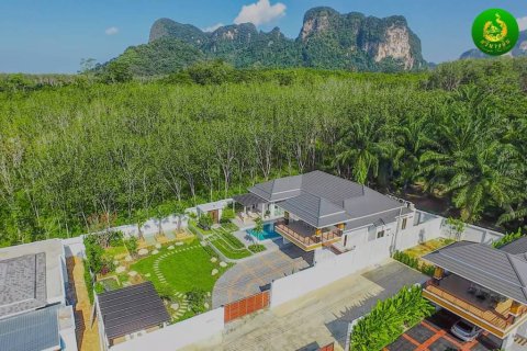 Villa in Krabi, Thailand 3 bedrooms № 154593 - photo 1