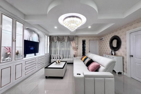 Таунхаус в Паттайе, Таиланд с 3 спальнями  № 136377 - фото 1