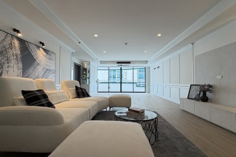 Condo in Watthana, Bangkok, Thailand, 3 bedrooms  № 201297 - photo 1