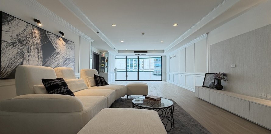 Condo in Watthana, Bangkok, Thailand, 3 bedrooms  № 201297