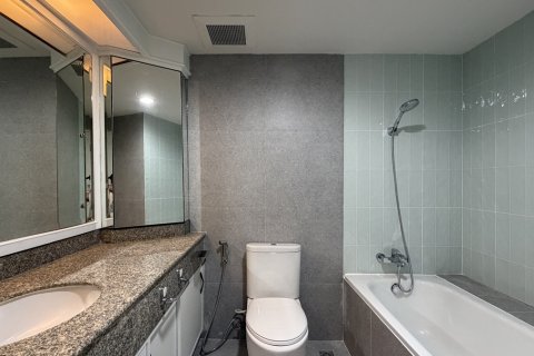 Condo in Watthana, Bangkok, Thailand, 3 bedrooms  № 201297 - photo 14