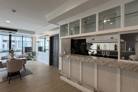 Condo in Watthana, Bangkok, Thailand, 3 bedrooms  № 201297 - photo 10