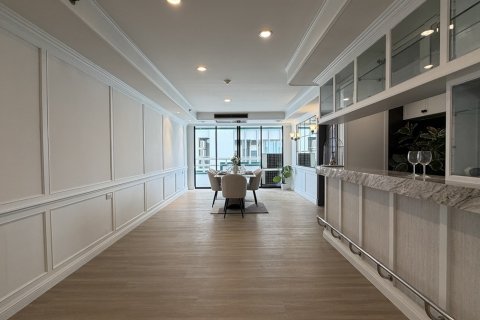 Condo in Watthana, Bangkok, Thailand, 3 bedrooms  № 201297 - photo 4