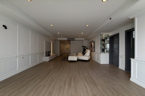 Condo in Watthana, Bangkok, Thailand, 3 bedrooms  № 201297 - photo 17