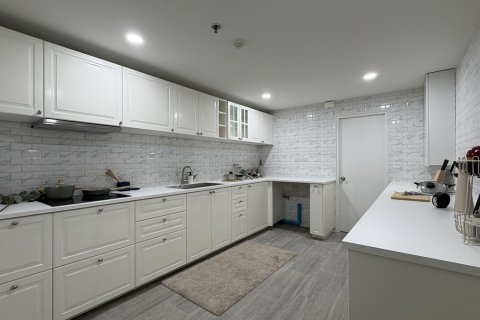 Condo in Watthana, Bangkok, Thailand, 3 bedrooms  № 201297 - photo 16
