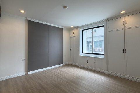 Condo in Watthana, Bangkok, Thailand, 3 bedrooms  № 201297 - photo 12