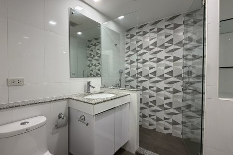 Condo in Khlong Toei, Bangkok, Thailand, 3 bedrooms  № 201296 - photo 12