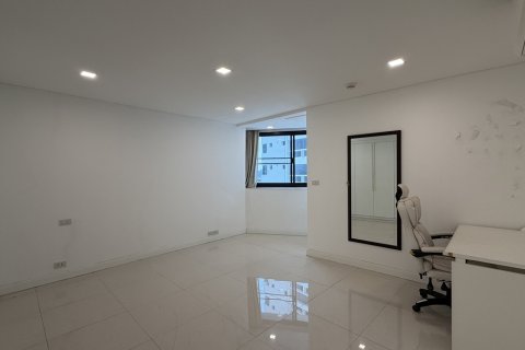 Condo in Khlong Toei, Bangkok, Thailand, 3 bedrooms  № 201296 - photo 2