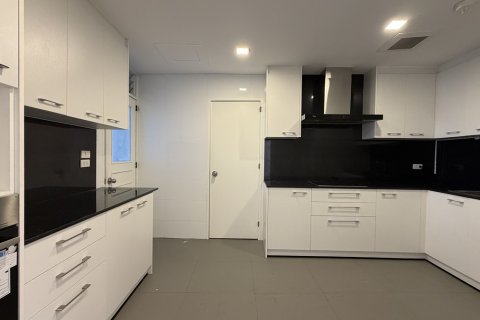 Condo in Khlong Toei, Bangkok, Thailand, 3 bedrooms  № 201296 - photo 4
