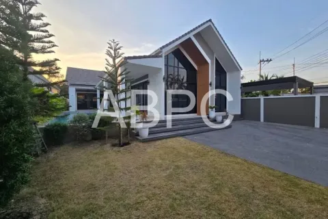 Casa de 5 dormitorios en Pattaya, Tailandia № 211903 - foto 4