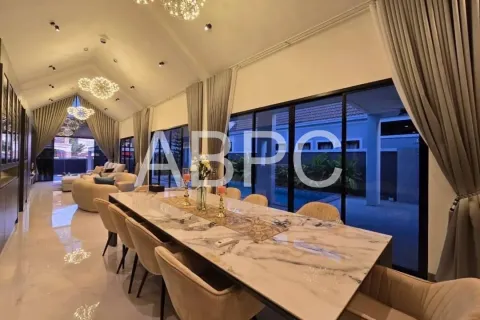 Casa de 5 dormitorios en Pattaya, Tailandia № 211903 - foto 11