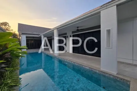 Casa de 5 dormitorios en Pattaya, Tailandia № 211903 - foto 8