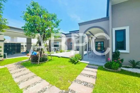 Casa de 5 dormitorios en Pattaya, Tailandia № 211901 - foto 4