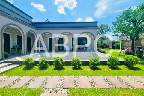 Casa de 5 dormitorios en Pattaya, Tailandia № 211901 - foto 5