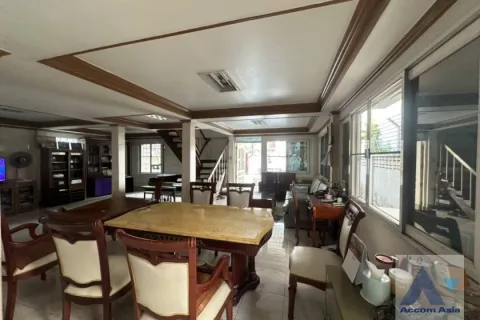 Casa de 4 dormitorios en Watthana, Bangkok, Tailandia № 214350