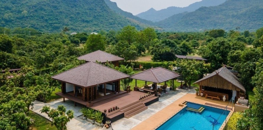 Villa in Sam Roi Yot, Thailand 4 bedrooms № 168648