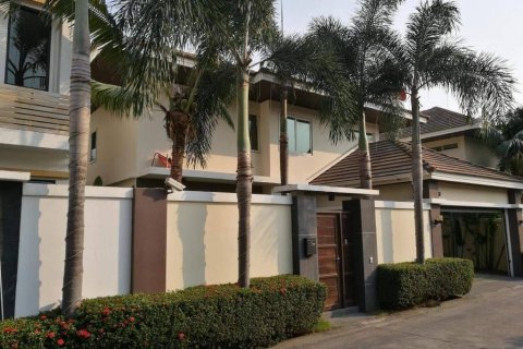 House in Pattaya, Thailand 4 bedrooms № 157649 - photo 8