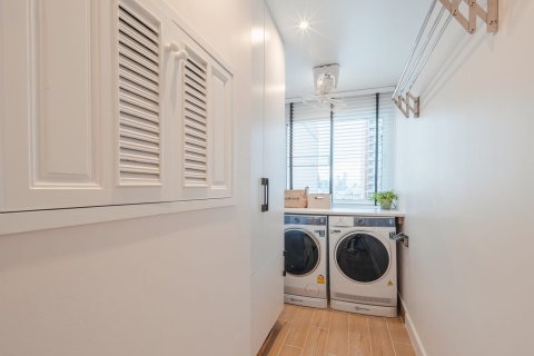 Condo in Bangkok, Thailand, 2 bedrooms  № 157645 - photo 10