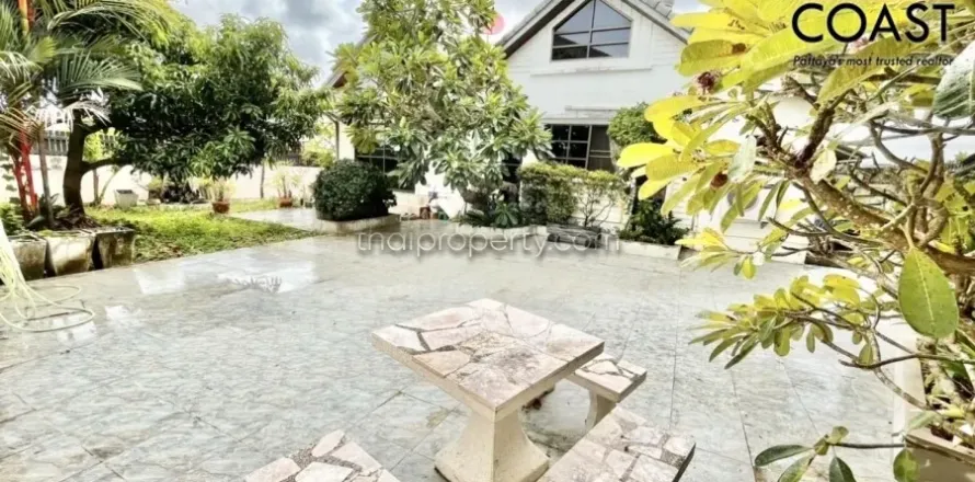 Casa de 4 dormitorios en Pattaya, Tailandia № 213675