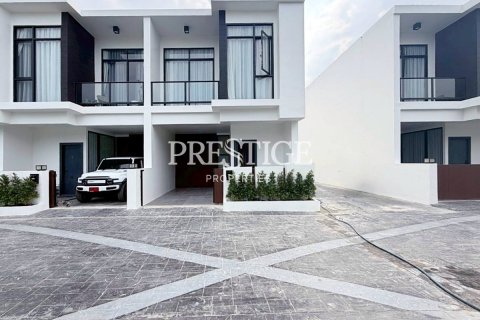 House in Pattaya, Thailand 4 bedrooms № 197749