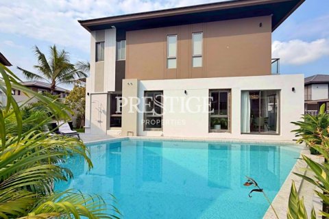 House in Pattaya, Thailand 4 bedrooms № 197750