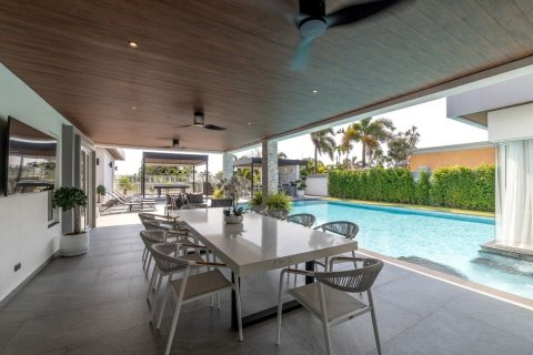 House in Pattaya, Thailand 6 bedrooms № 172251 - photo 30