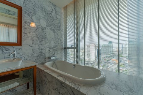 Condo in Bangkok, Thailand, 2 bedrooms  № 181140 - photo 28